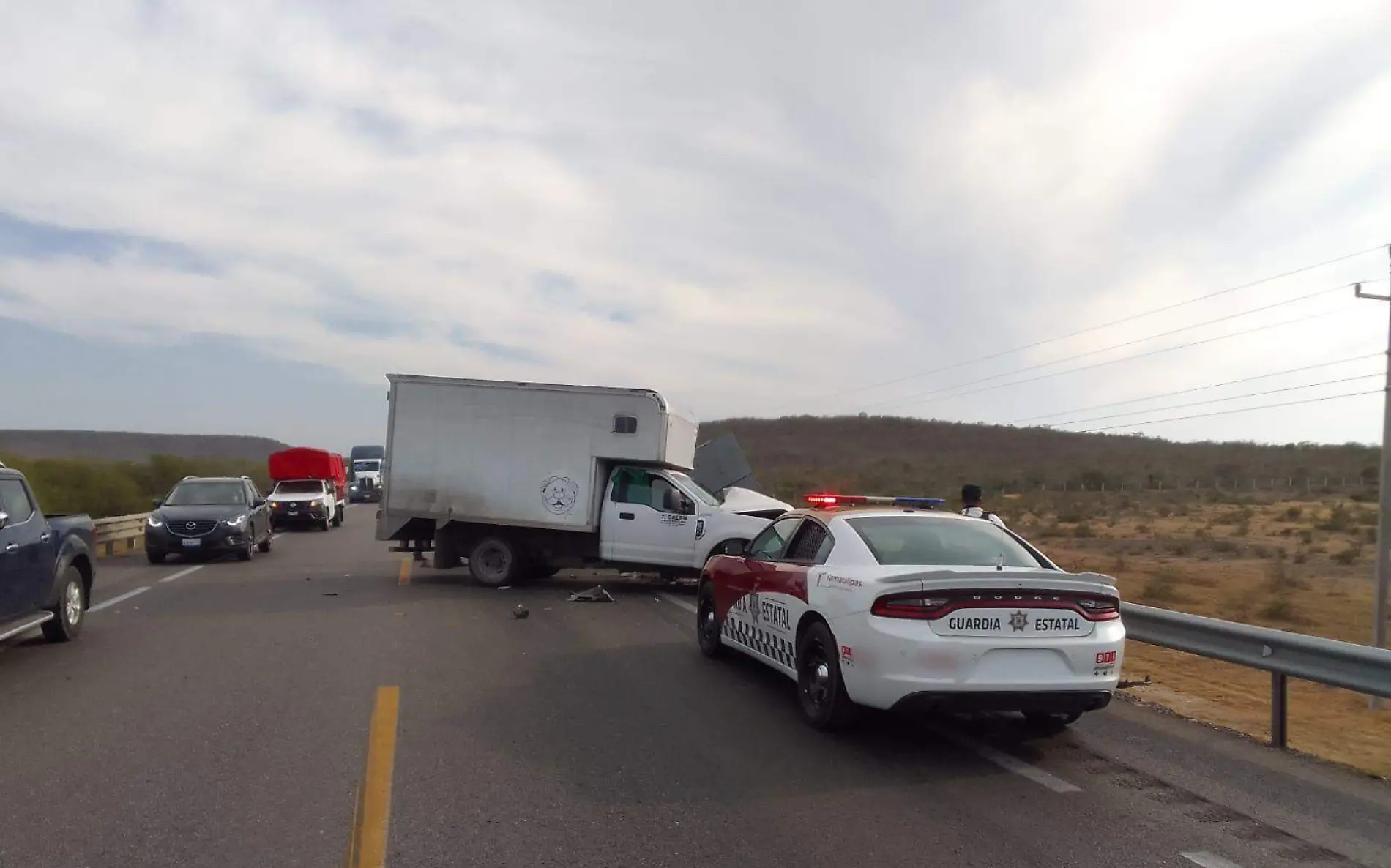 Dos heridos en choque y volcadura de camionetas SSP (3)